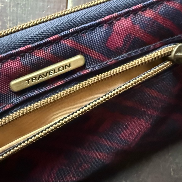 Travelon Single Zip RFID Blocking Wallet - Picture 3 of 4